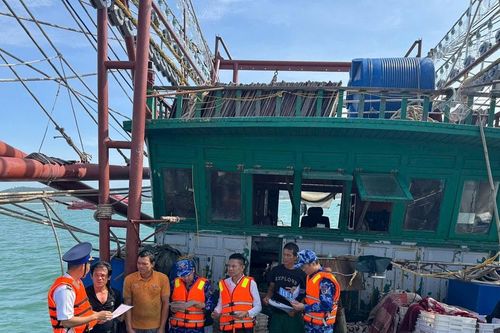 Kiểm tra công tác chống khai thác thủy sản trái phép tại xã Quỳnh Phú