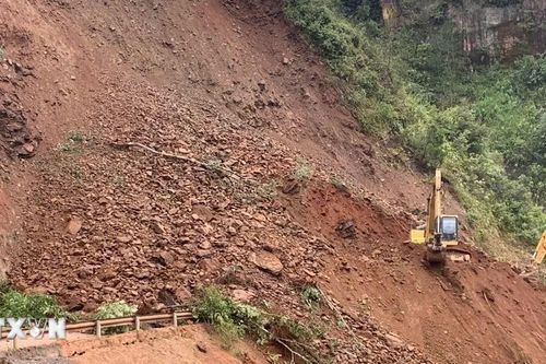 Lào Cai: Sạt lở Quốc lộ 32 gây ách tắc giao thông trong nhiều giờ
