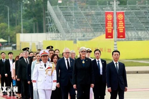 Toàn quyền Australia Sam Mostyn vào Lăng viếng Chủ tịch Hồ Chí Minh