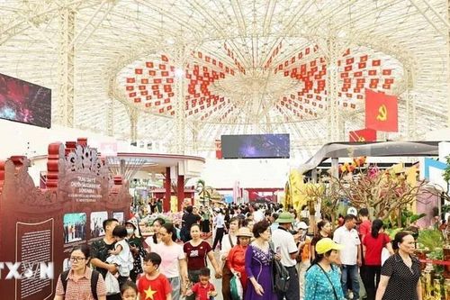 Người dân tiếp tục đổ về Triển lãm '80 năm Hành trình Độc lập-Tự do-Hạnh phúc