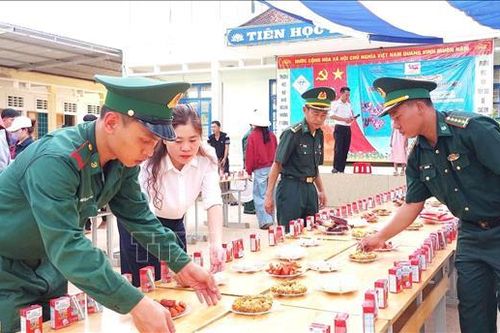 Động viên hộ nghèo và học sinh khu vực biên giới