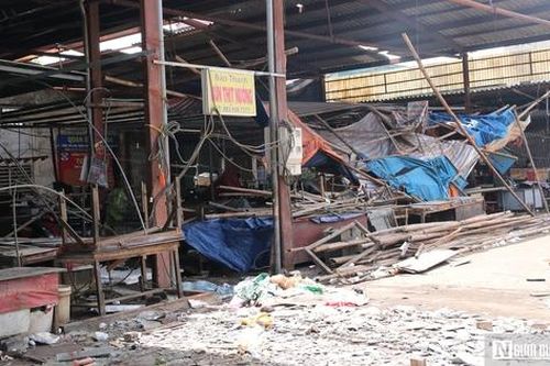 Khu đình hàng ăn ở chợ Ga đổ sập sau bão, tiểu thương bất lực nhìn cảnh tan hoang