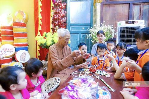 Đồ chơi Trung thu xưa qua bàn tay trẻ nhỏ