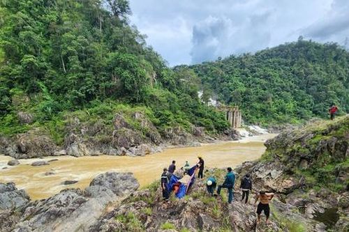 Nhóm thanh niên đi câu cá giữa sông Sê San, một người bị nước cuốn trôi