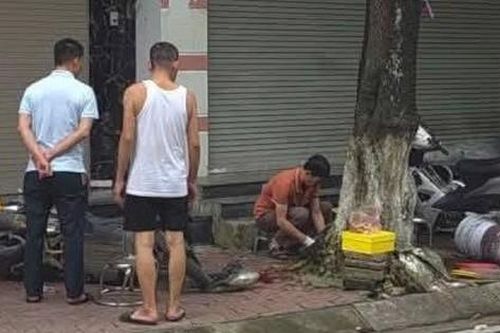 Vặn tay ga xe đang nổ máy, bé trai 7 tuổi lao xe lên vỉa hè tử vong