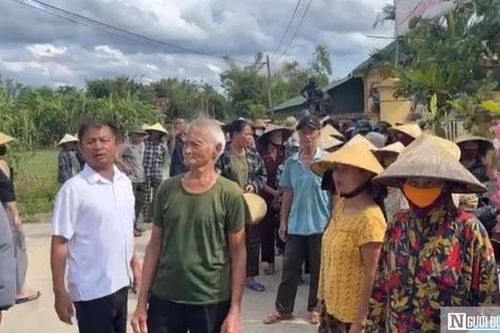 Hàng trăm phụ huynh cho con nghỉ học để phản đối sáp nhập trường