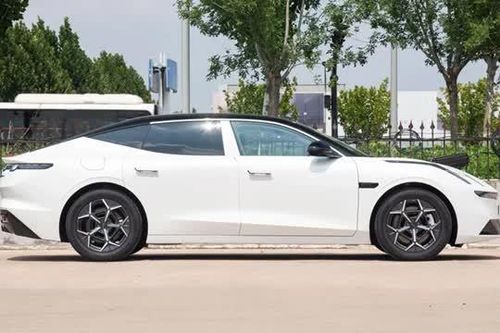 Xe sedan PHEV dài hơn 5 mét, công suất 523 mã lực, giá hơn 600 triệu đồng