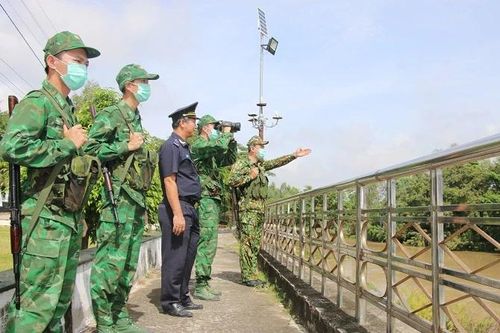'Căng mình' chống buôn lậu mùa nước nổi vùng biên