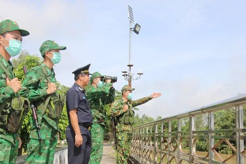 Trắng đêm 'chốt chặn' buôn lậu giữa mùa nước nổi