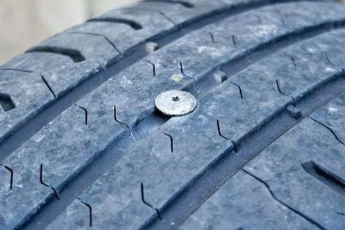 Lốp ô tô dính đinh có nên rút ra ngay?
