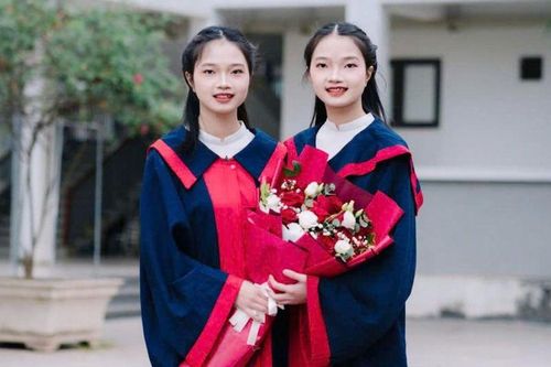 Cặp chị em song sinh cùng đạt 30/30 điểm, cùng bước chân vào Học viện Quân y
