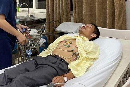 Nam diễn viên phim Mưa Đỏ nhập viện, thần thái nhợt nhạt khiến khán giả lo lắng