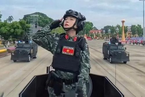 Niềm tự hào của nữ chiến sĩ đứng trên xe bọc thép diễu binh ở A80