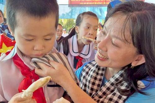 Mang tình cảm đất liền đến với quân và dân vùng biển đảo Tây Nam