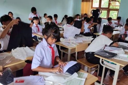 Tiếp sức đến trường đầu năm học mới cho các em học sinh vùng cao