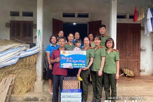 'Mẹ đỡ đầu' gắn kết những trái tim yêu thương