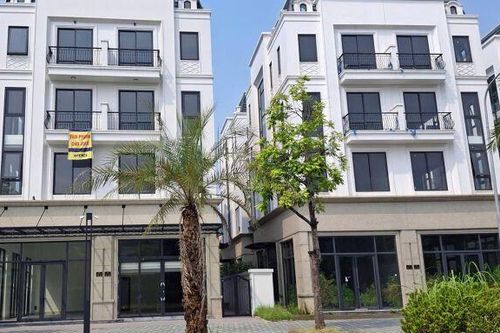 Cận cảnh khu biệt thự The Diamond Point thưa người, cỏ dại đầy bên trong nhà