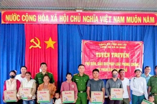 Tặng 52 suất quà cho các hộ nghèo xã Ia Hiao