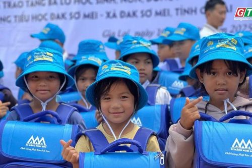 Trao 10 chiếc xe đạp cùng nhiều phần quà cho học sinh khó khăn tại Trường Tiểu học Đak Sơ Mei