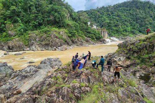 Một người câu cá bị nước cuốn trôi trên sông Sê San