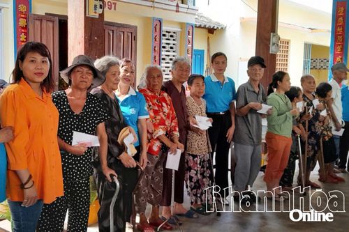 Hội Liên hiệp Phụ nữ phường Nha Trang: Tặng 206 suất quà cho người có hoàn cảnh khó khăn
