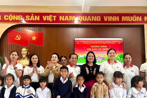 Gần 500 phần quà tiếp bước tới trường cho học sinh khó khăn