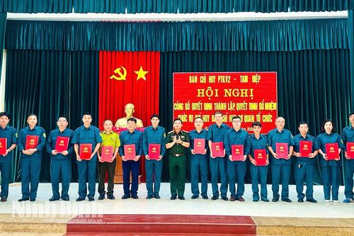 Công bố và trao quyết định thành lập, quyết định bổ nhiệm chức vụ Chỉ huy Ban CHQS các cơ quan, tổ chức