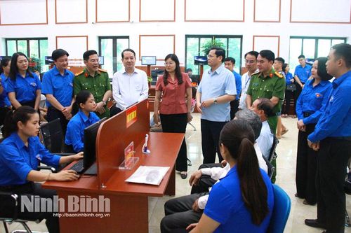 Thanh niên tình nguyện xung kích với phong trào 'Bình dân học vụ số'