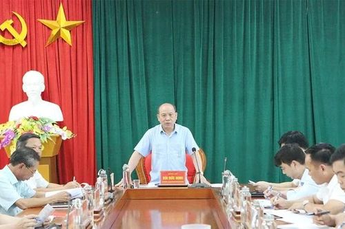 Đồng chí Bùi Đức Hinh - Phó Bí thư Tỉnh ủy, Chủ tịch Ủy ban MTTQ tỉnh làm việc với xã Văn Miếu