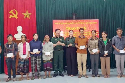 Tặng quà các gia đình hoàn cảnh khó khăn tại xã Kim Ngân và Cồn Tiên