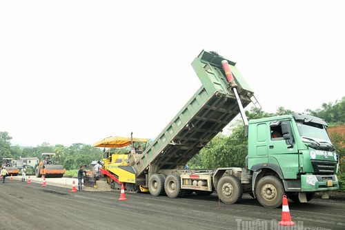 Trải lớp bây đầu tiên gói thầu số 4 Cao tốc Tuyên Quang – Hà Giang