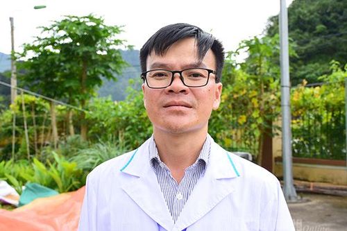 Thầy thuốc của bản làng