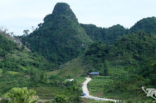 Bản Tèn thức giấc bên lưng trời