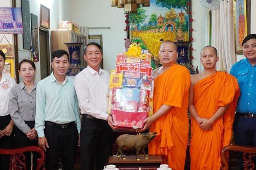 TP.HCM: Lãnh đạo P.Xuân Hòa đến chùa Candaransi chúc mừng Lễ Sene Đôn-ta truyền thống của đồng bào Khmer