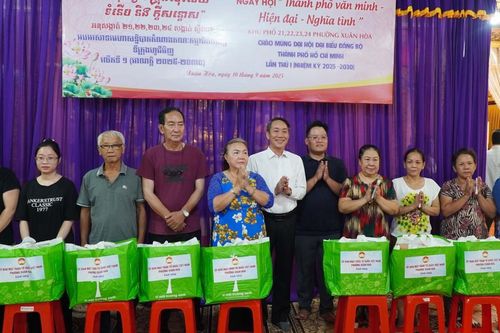Ủy ban MTTQVN P.Xuân Hòa tặng quà đến các hộ khó khăn trên địa bàn
