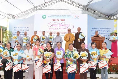 Phiên chợ tình thương được tổ chức lần thứ nhất tại Bệnh viện Đa khoa Bà Rịa