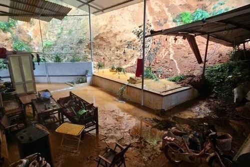 Hà Nội: Xã vùng ven di dân khẩn cấp vì sạt lở, căng sức khắc phục hậu quả