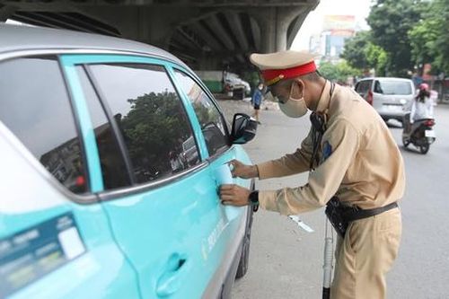 Xử lý loạt tài xế đỗ ô tô dưới gầm đường Vành đai 3 sau vụ cháy bãi xe chân cầu Vĩnh Tuy