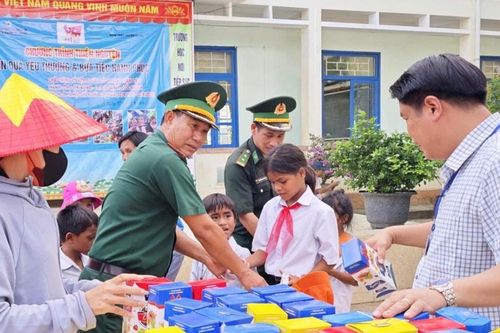 'Phiên chợ 0 đồng', bữa cơm miễn phí cho người nghèo và học sinh biên giới Quảng Trị