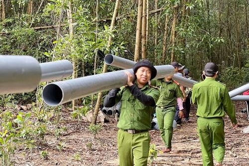 Giúp dân đưa nước về vùng cao