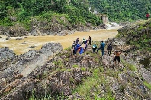 Ra mỏm đá giữa sông câu cá, nam thanh niên bị nước cuốn trôi