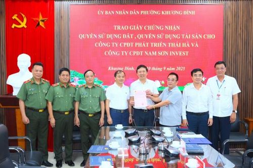 Trao Giấy chứng nhận quyền sử dụng đất để thực hiện dự án xây dựng nhà ở cho CBCS tại phường Khương Đình