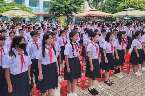 TP Hồ Chí Minh: Phụ huynh bức xúc việc học sinh phải học ngày thứ 7