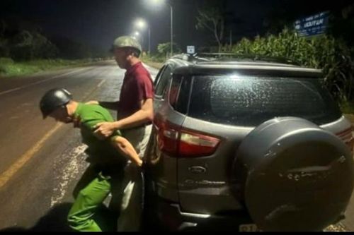 Phát hiện xe ô tô có dấu hiệu bất thường, Công an xã kịp thời cứu người đàn ông bị đột quỵ