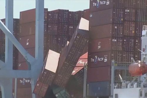 Hơn 50 container rơi xuống biển ở Mỹ