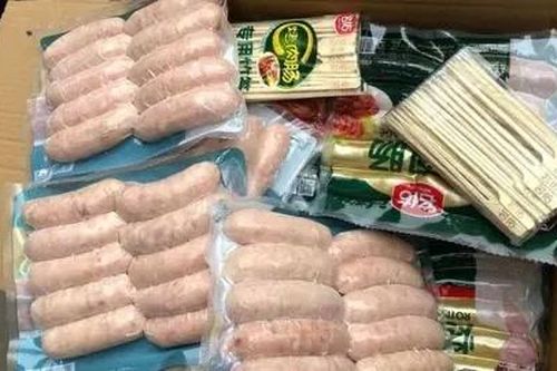 Phát hiện gần một tấn xúc xích không rõ nguồn gốc