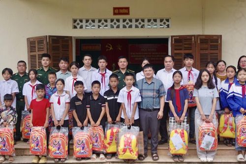 Đồn Biên phòng Xuân Trường hỗ trợ 20 học sinh hoàn cảnh khó khăn