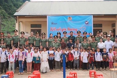 Chương trình 'Kết nối yêu thương - Sẻ chia hạnh phúc' tại xã Cần Yên