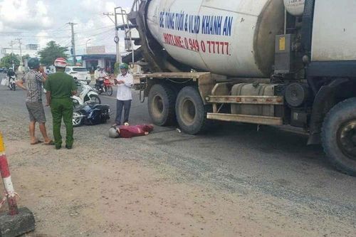 Xe máy va chạm xe trộn bê tông, người phụ nữ tử vong tại chỗ