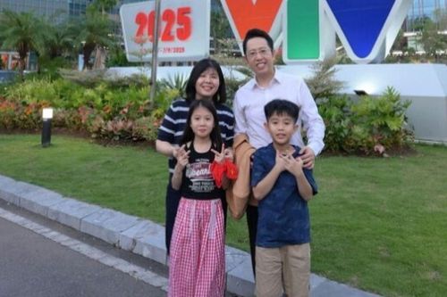 BTV VTV có bố là Giáo sư Toán học khoe gia đình đủ 'nếp tẻ', 2 con gương mặt xán lạn hưởng gen bố mẹ